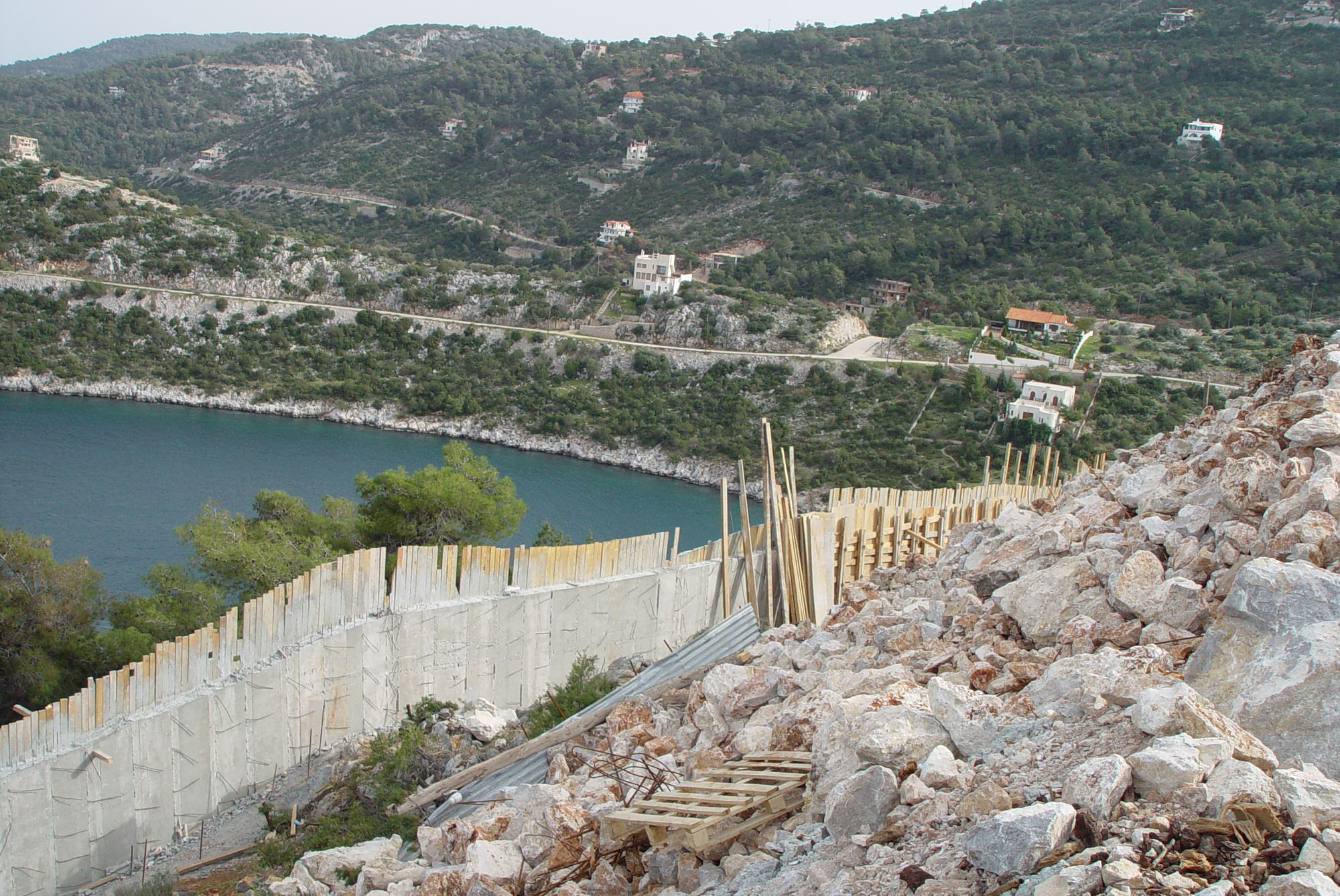Ο τοίχος αντιστήριξης πάνω από τον όρμο, φωτογραφημένος κατά την κατασκευή στα οικόπεδα 10-2 και 10-3