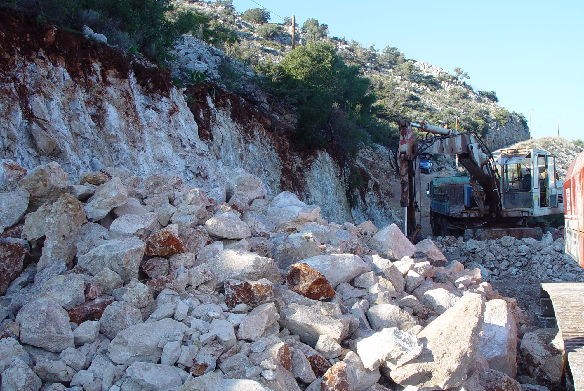 Εργασίες εκσκαφών στο βραχώδες πρανές κατά την προετοιμασία των οικοπέδων 10-2 και 10-3