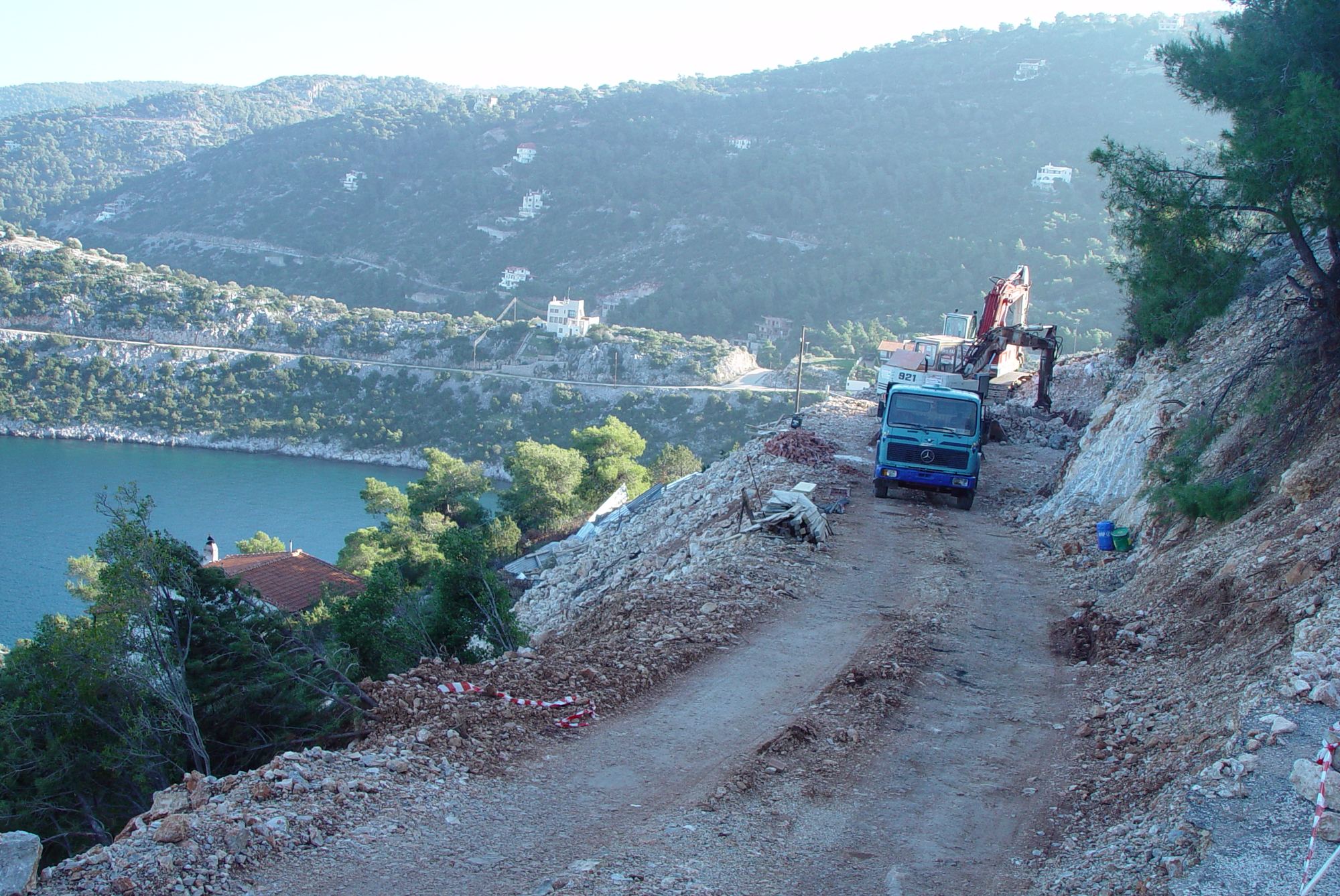 Η πρόσβαση στο εργοτάξιο και τα μηχανήματα κατά τις εργασίες στα οικόπεδα 10-2 και 10-3