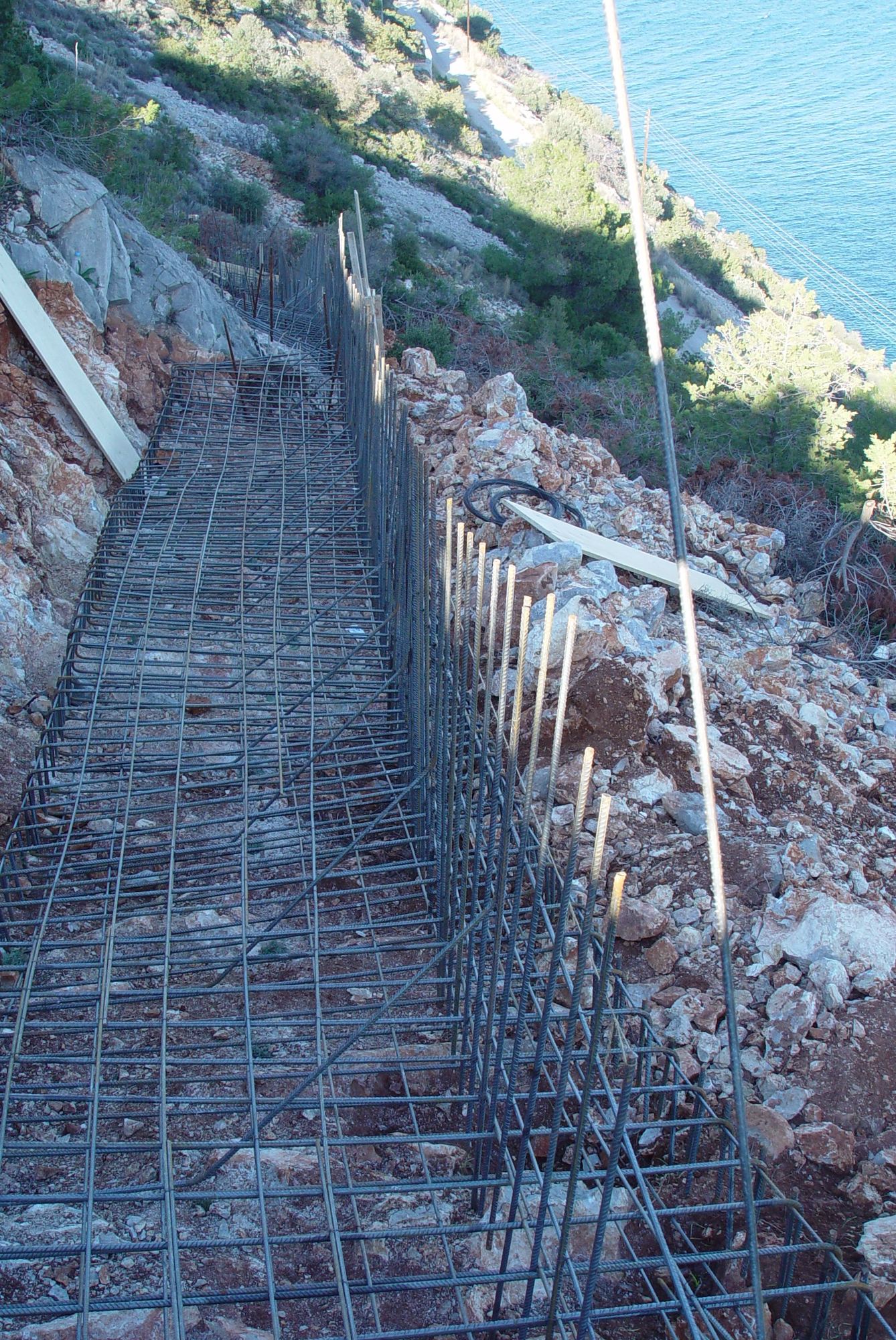 Ο σιδηρός οπλισμός του τοίχου αντιστήριξης κατά την κατασκευή στα οικόπεδα 10-2 και 10-3