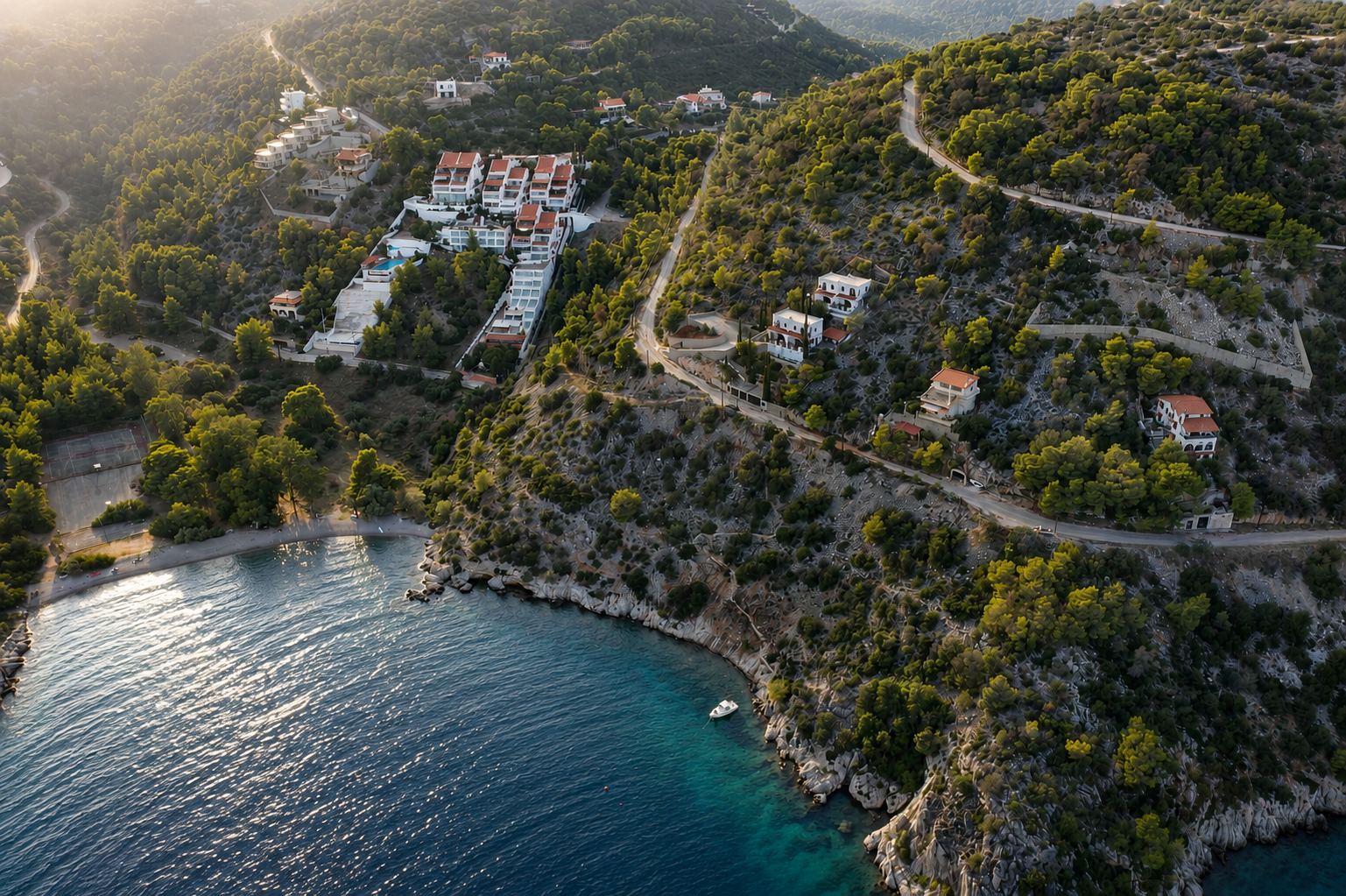 Κοντινότερη αεροφωτογραφία της ακτογραμμής και της υφιστάμενης ανάπτυξης γύρω από τα οικόπεδα 10-2, 10-3 και 10-6