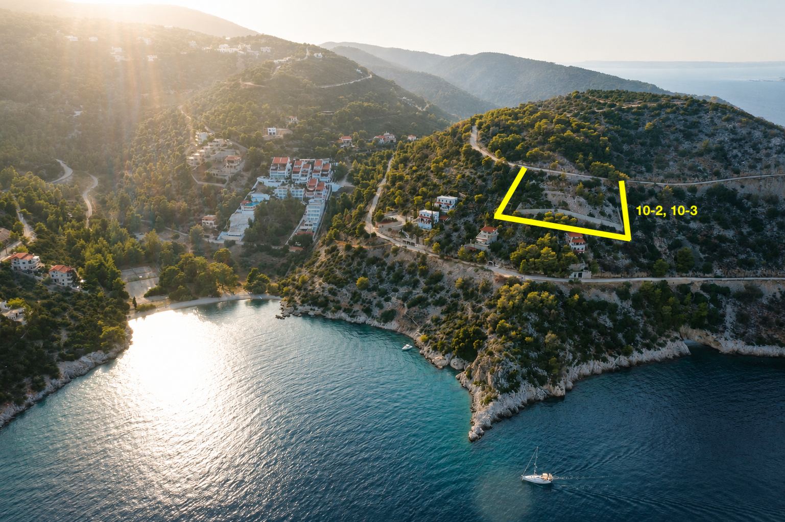 Αεροφωτογραφία του όρμου και της πλαγιάς με σημειωμένη τη θέση των οικοπέδων 10-2 και 10-3