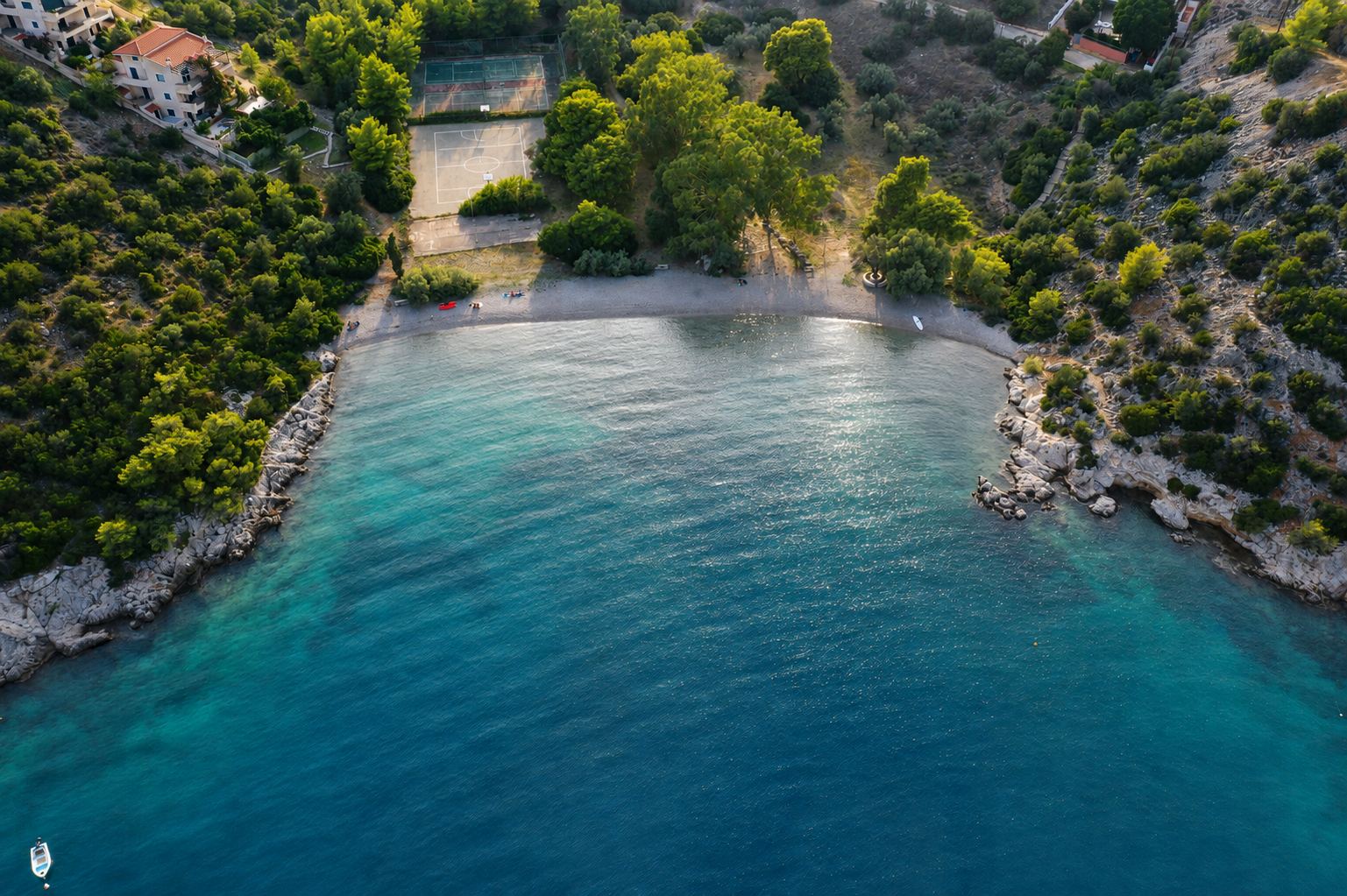 Αεροφωτογραφία του όρμου της Παραλίας Μικρό Αμμόνι με τα καθαρά νερά και την πευκόφυτη ακτή